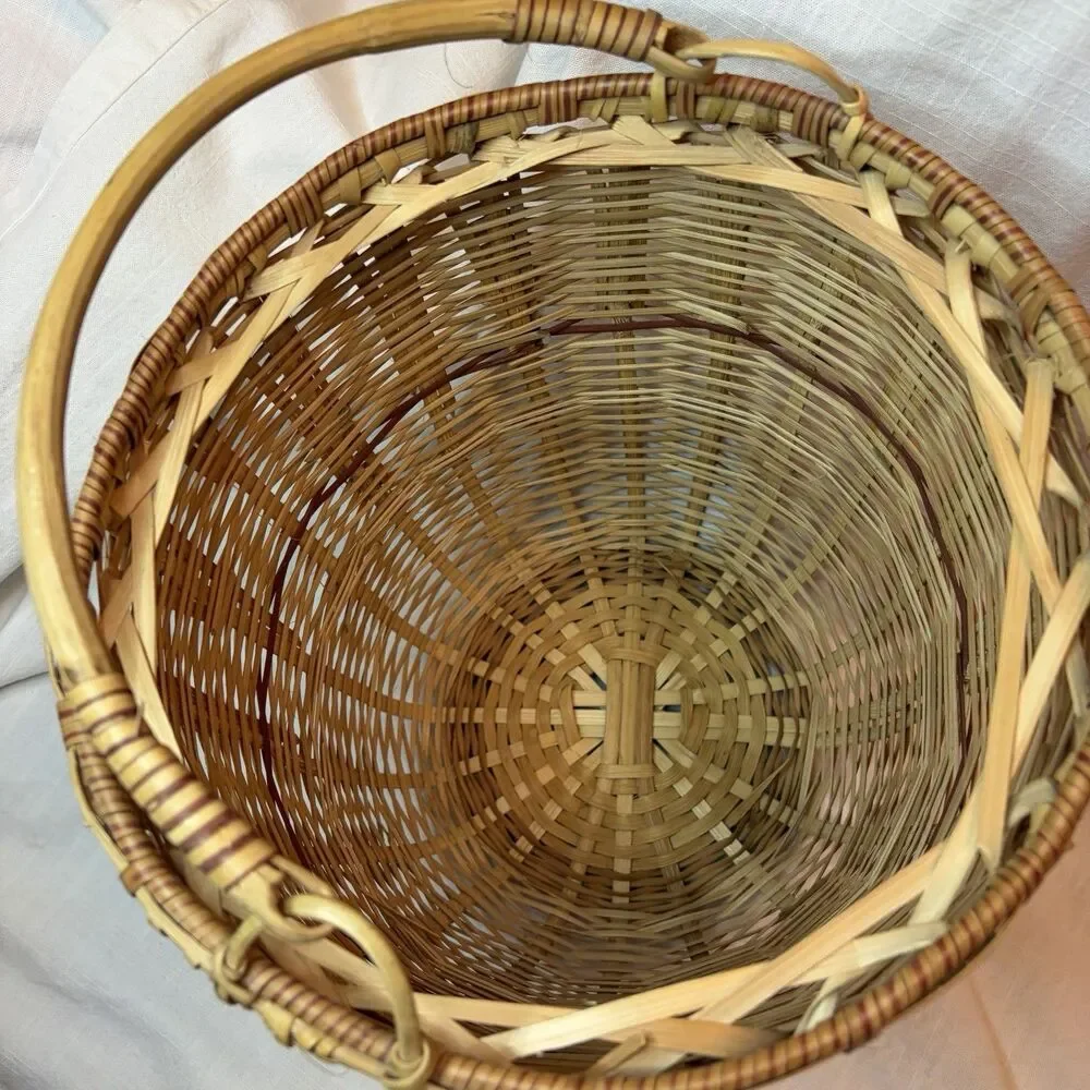 Vintage Hand Woven Wicker Basket With Fitted Lid Top Handle 11” x 14”